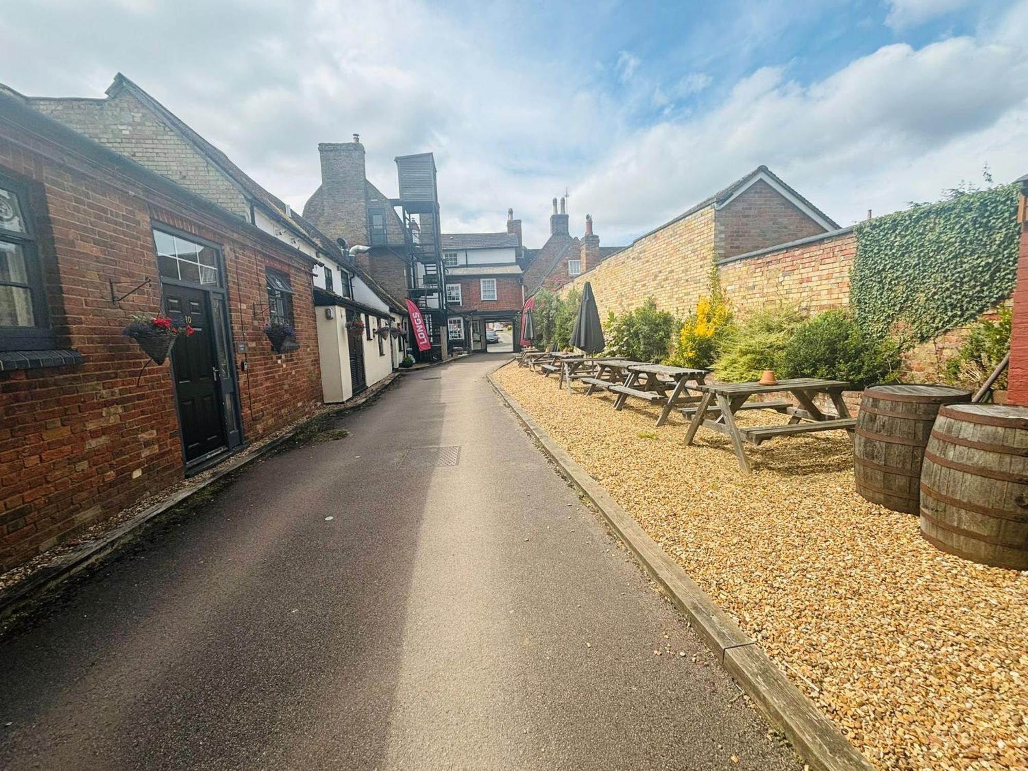 Longs Hotel & Inn Woburn Esterno foto